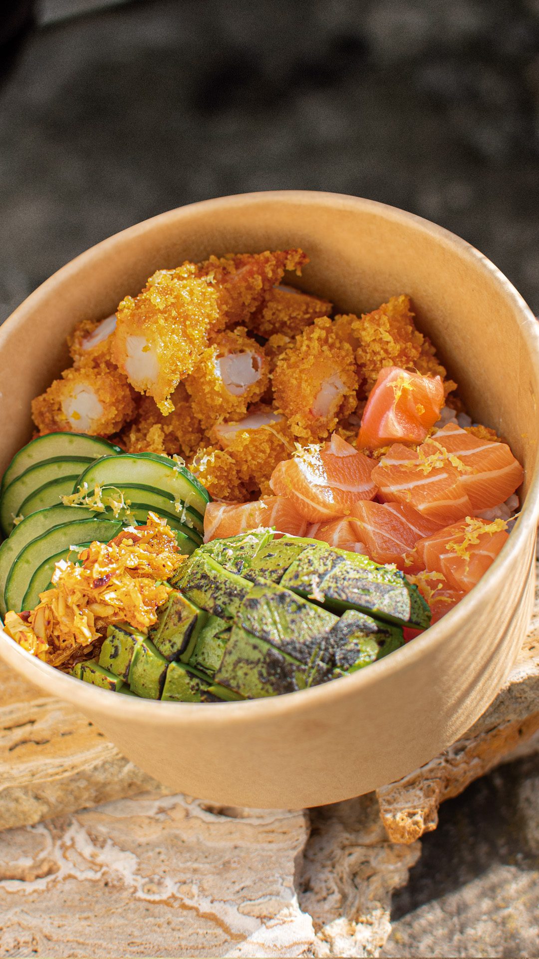 Poke bowl de Templo con salmón, palta grillada, pepino y langostinos crocantes